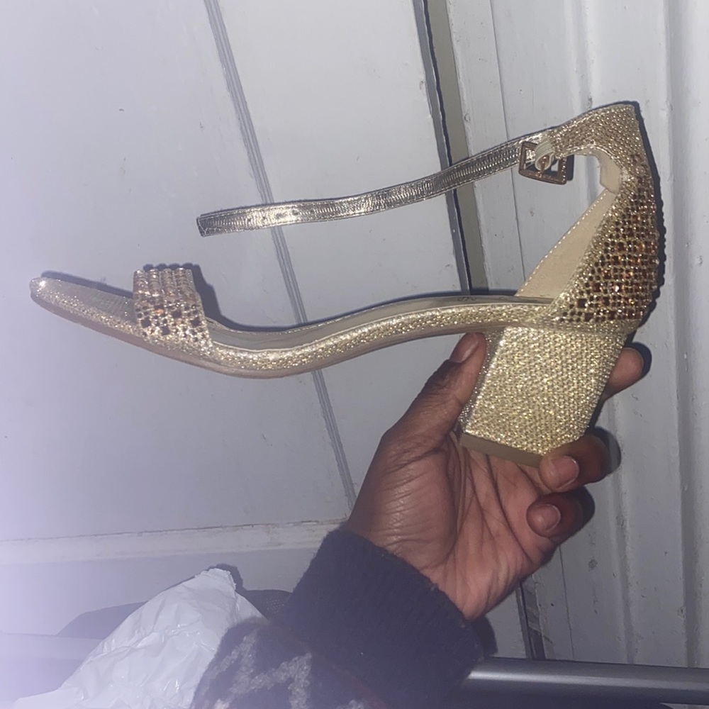 Selling short heels size 8.5 in women .